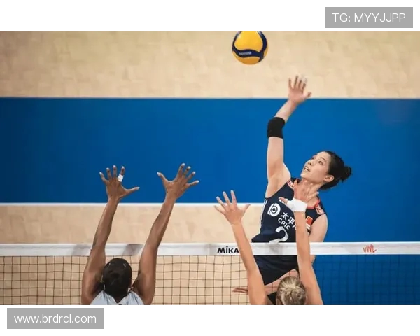 中国女排迎战美国澳门队全力争胜展现巅峰竞技状态