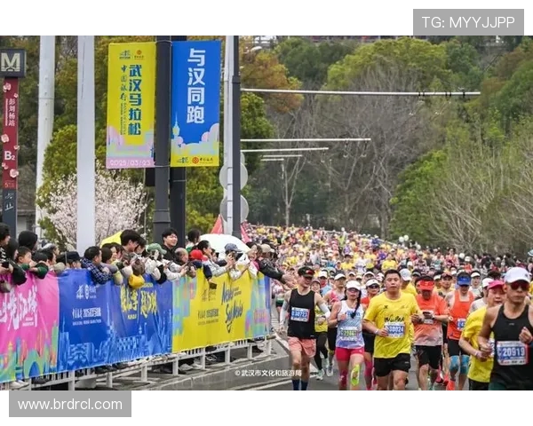武汉城市马拉松街舞队精彩表现点评与赛事氛围分析
